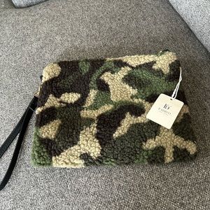 Fuzzy camo clutch
